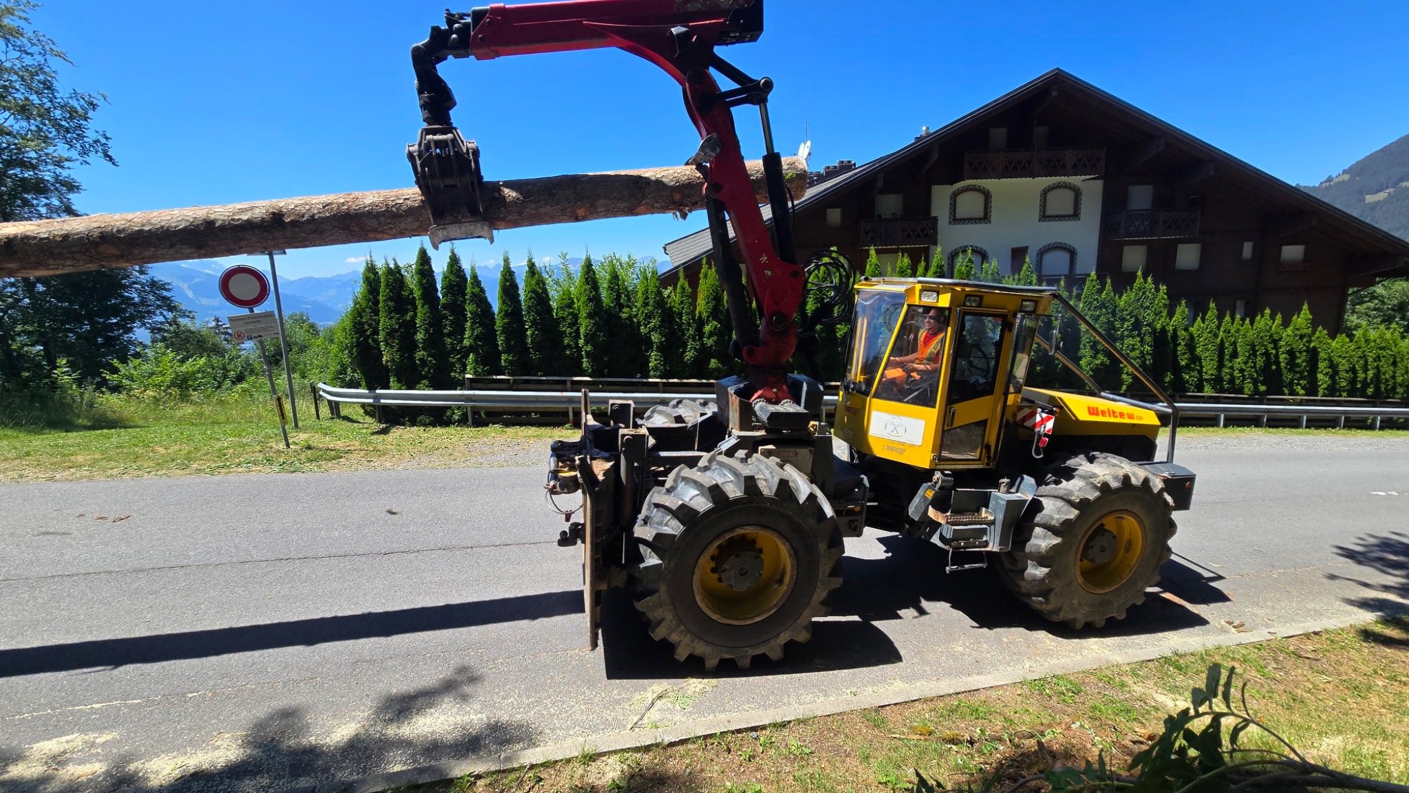 Welte manipulant une grume sur route